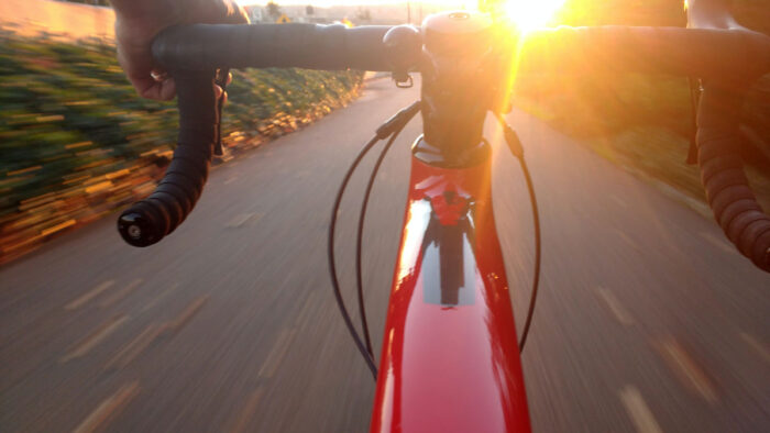 Abitudini - Discesa in bicicletta al tramonto